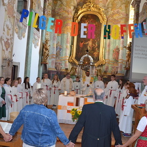 Der Pfarrgemeinderat und die Ministranten stellten sich beim Segenslied um Paulinus und Andreas
