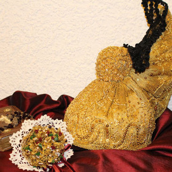 Goldhaube / © Goldhaubengruppe Bezirk Ried i. I. Goldhaube und Accessoires auf rotem Satintuch
