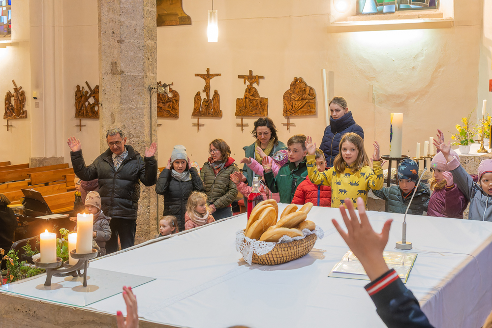 Am Nachmittag des Gründonnerstags fand eine Abendmahlfeier für Kinder in der Pfarrkirche statt.