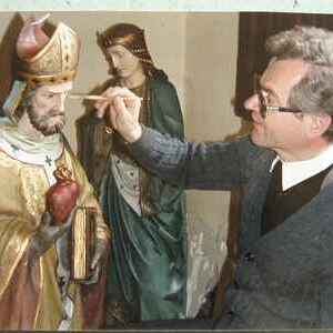 Pfarrer Engelbert Leitner hat selbst Hand angelegt und die Statuen der Pfarrkirche in neuen Glanz verwandelt.